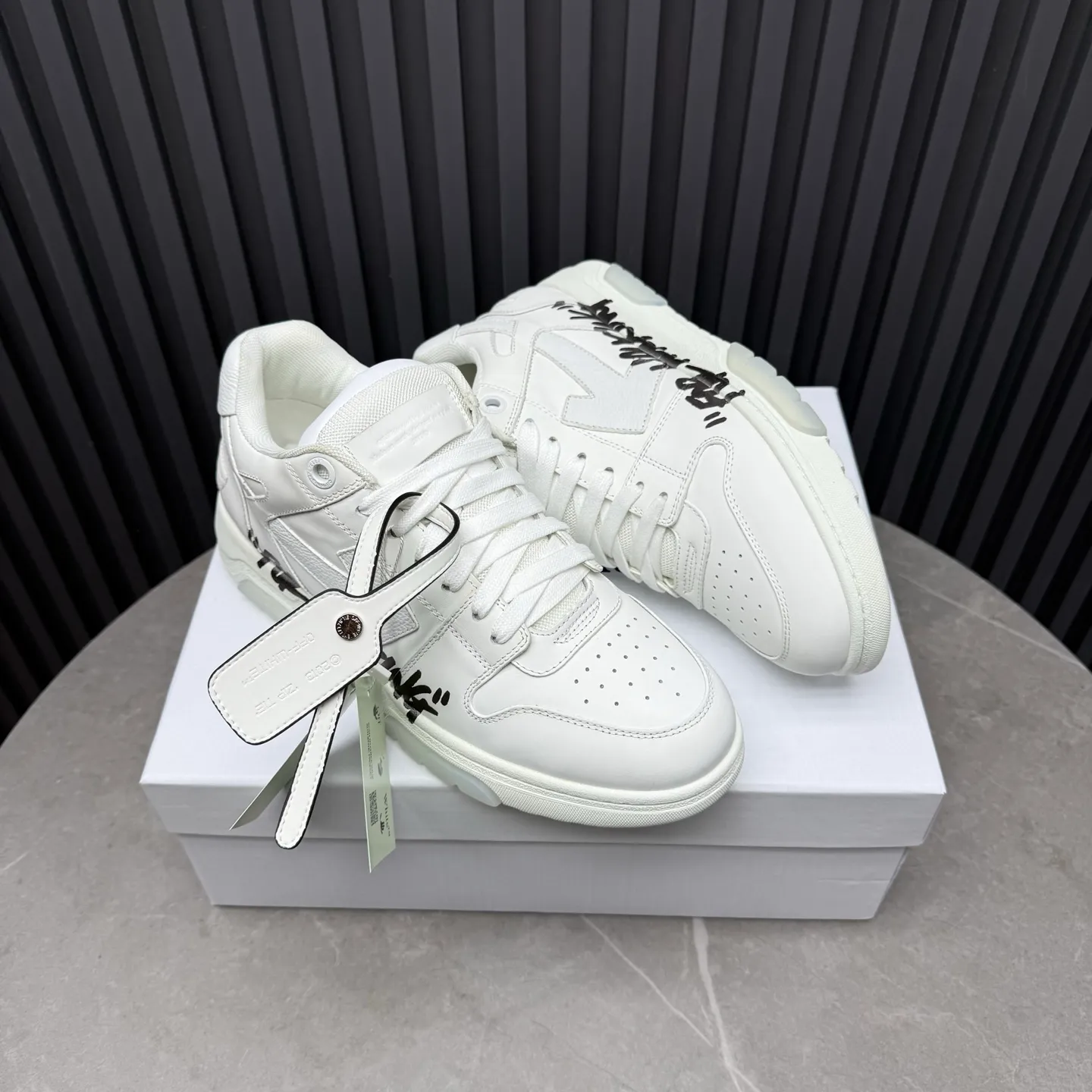 【off- white】P: 620💰Couple model👫, Size: 35-44 (Customized for men 38.45.46) High-quality version👊 "Out of office" series original molding, original lasting, production process 1:1 Original ➰OFF GRAY WHITE OW ➰ First-layer cowhide Imported skin-friendly and environmentally friendly polyester mesh Original molding high elastic and environmentally friendly molding pad Made with the original lasting process. The original molded rubber outsole (never yellows and deforms) has a super correct shape, bright color and strong three-dimensional effect👍. Packaging💯Full set of packaging synchronized with the official website (branded paper, certificate of quality, branded cloth bag)
